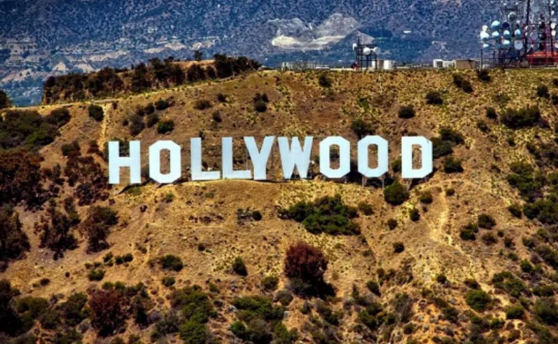 Letreiro de Hollywood ganha iluminação após décadas